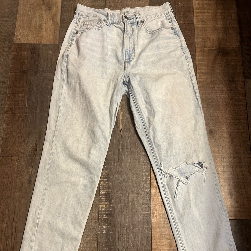 American Eagle Distressed Mom Jeans Sz 6. Fun